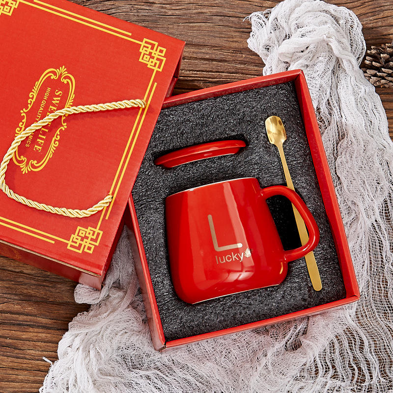 Exquisite creative promotion ceramic cup with spoon holiday gift/various holiday gifts